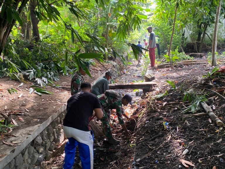 Dari Swadaya Jadi Kekuatan, Warga dan Babinsa Tempeh Lor Perbaiki Irigasi di Dusun Tulus