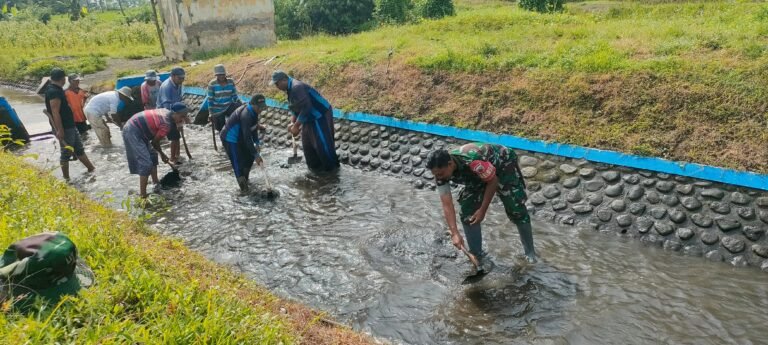Kolaborasi Babinsa Mojosari dan Warga Bersihkan Saluran Dam Jurang Dawir