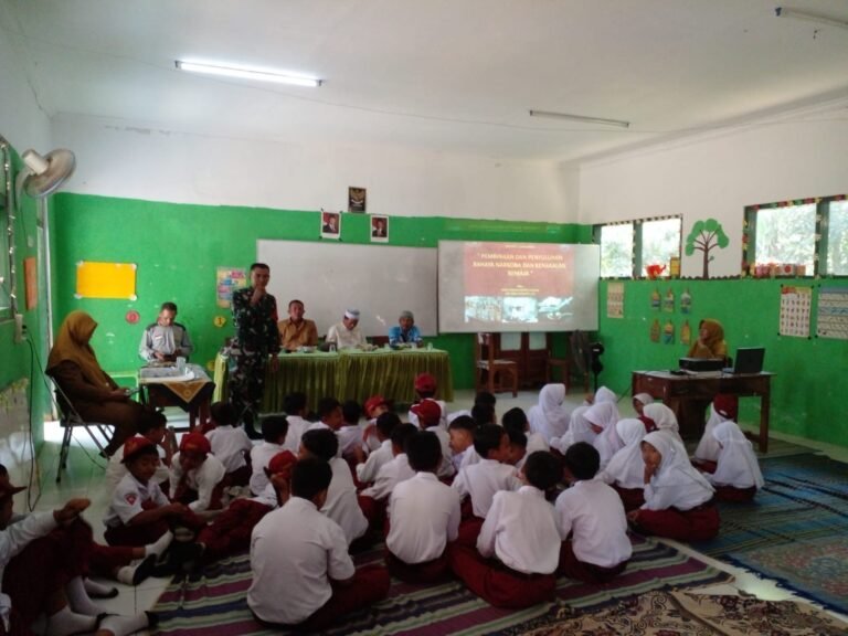 Sertu Suwardi Tanamkan Jiwa Nasionalisme, SDN Rowokangkung 02 Bergema Semangat Cinta Tanah Air