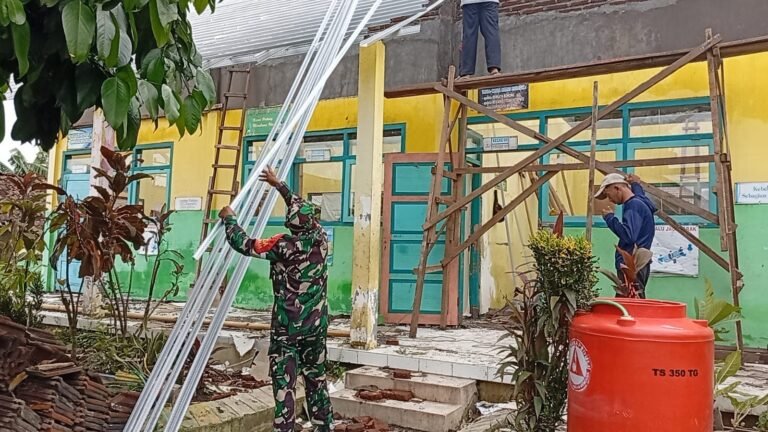 Babinsa Kawal Pembangunan Sekolah: Wujud Sinergi Demi Fasilitas Pendidikan yang Lebih Baik