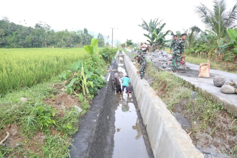 Pengecoran Drainase, Wujud Nyata Pengabdian Prajurit TMMD Kodim 0818 di Desa Lebakharjo