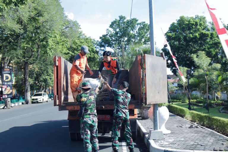 Semangat Kebersamaan, Kodim 0821 Lumajang Gelar Kerja Bakti Bersihkan TMP Kusuma Bangsa Sambut HUT ke-62 Korem 083/BDJ.