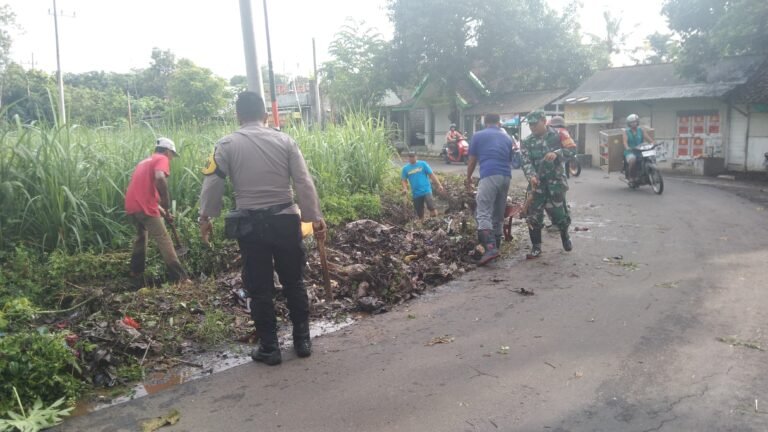 Wujudkan Lingkungan Sehat, Babinsa Umbul Ajak Warga Gotong Royong Bersihkan Drainase