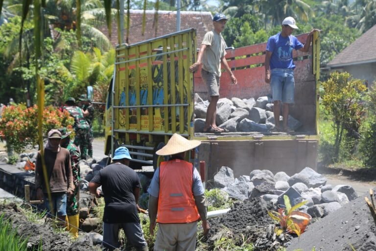 Sinergi TNI dan Masyarakat Wujudkan Pemerataan Pembangunan di Pedesaan