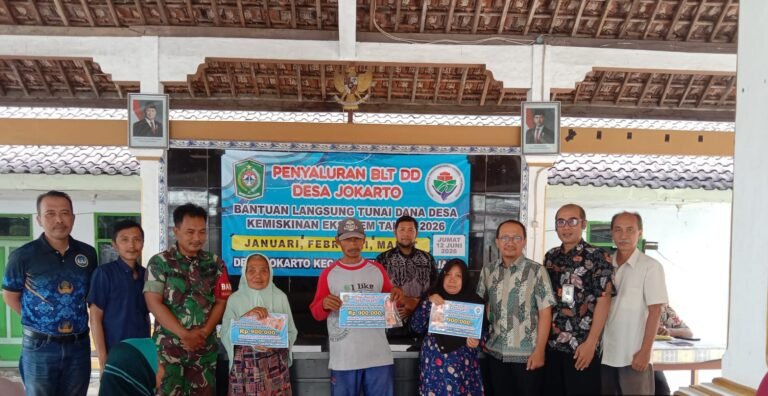 Kawal Penyaluran BLT Dana Desa, Babinsa Jokarto Pastikan Bantuan Tepat Sasaran bagi Warga Kurang Mampu
