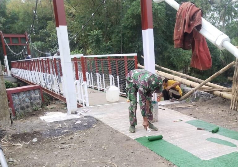 Proses Akhir Pengerjaan Jembatan Perintis Garuda, TNI dan Warga Laksanakan Pengecatan Lantai Jembatan
