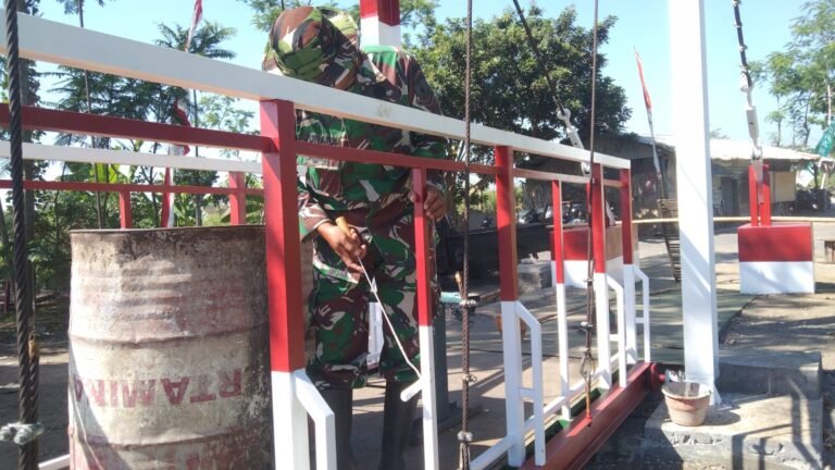 Babinsa Kebonagung dan Warga Percepat Pengecatan Jembatan Perintis Garuda