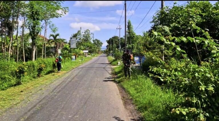 Wujudkan Lingkungan Bersih dan Asri, Babinsa Tunjungrejo Bersama Warga Gelar Kerja Bakti Rutin