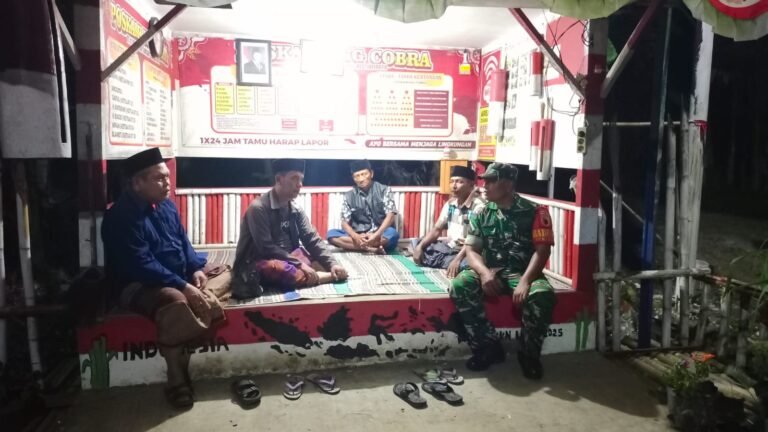 Sambangi Pos Kamling dan Pererat Komunikasi dengan Warga, Babinsa Sukosari Intensifkan Patroli Malam