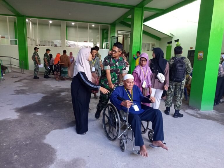 Warga Lumajang mengikuti Baksos Operasi Katarak, Kodim 0821 dukung pemulihan penglihatan masyarakat